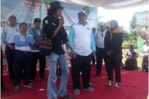 Mahasiswa FHUT Uniku saat menerima hadiah Umroh dari wabug Jabar.